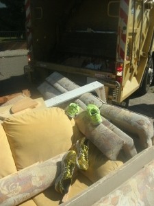 Müll0714 015.jpg (172.71 KiB) 7132 mal betrachtet Schon fuhr das Pressmüllauto rückwärts direkt an den Gerümpelhaufen heran um gleich einladen zu können.