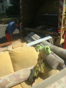 Müll0714 016.jpg (170.88 KiB) 7132 mal betrachtet Sofort ging es los, denn die Orangenen Engel wollten in der sommerlichen Hitze noch schnell diesen letzten Haufen abräumen, denn dann war das Pressmüllauto randvoll. Dann schnell die 9 Tonnen gepressten Sperrmüll auf der Kreismülldeponie verkippen und Mittag machen!