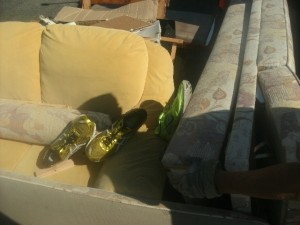 Müll0714 017.jpg (171.31 KiB) 7470 mal betrachtet Schon legte sich ein "drohender" Schatten auf die zwangsausrangierten Turnschuhe, als ein Müllmann sich die Schlafcouch griff, um sie in die schon verdammt volle Müllschüttung zu bugsieren. Er bangte schon, ob das Müllauto noch den kompletten Gerümpelhaufen in sich reinpressen konnte.