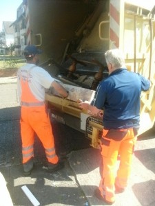 Krachend und splitternd schuf die Presse Platz für die Schlafcouch.