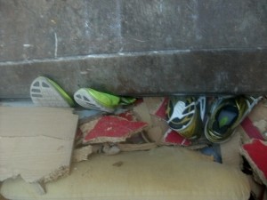 Der gepresste Sperrmüll ächzte unter dem Pressdruck.