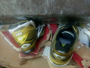 Die goldenen Laufschuhe bekamen den Pressdruck in seiner Brutalität voll ab.