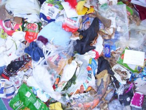 Müll0409 603.jpg (248.88 KiB) 11687 mal betrachtet Man muss schon etwas genauer gucken, um den Küchenmüllbeutel wieder zu finden; schon fast eine "Tarnung".
