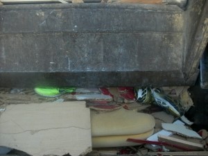 Bei diesen auffälligen Farben könnte man die oft genutzte Floskel verwenden: Die ausrangierten Schuhe &quot;gehen mit leuchtendem Beispiel voran&quot; auf den Weg zur Müllkippe!