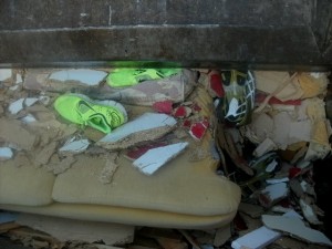 Auch mit den beiden Turnschuhen in Gr. 50 wurde das Pressmüllauto erwartungsgemäß fertig.