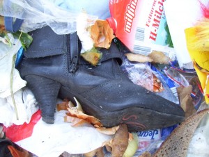 Müll0409 605.jpg (228.96 KiB) 11687 mal betrachtet Die süßen Ankleboots waren von s'Oliver und gehörten, bevor sie in den Dreck kamen, meiner Meinung nach nicht in den Müll.