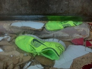 Die großen Neon Nike Frees fügten sich ihrem Schicksal im Müll.