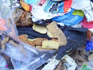 Müll0409 606.jpg (224.42 KiB) 11687 mal betrachtet Auf diesem Foto lässt sich gut erkennen, wie brutal der Müllverdichter über diese Stiefelchen drübergewalzt ist.