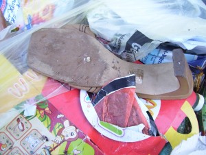 Müll0409 608.jpg (201.61 KiB) 11687 mal betrachtet Pantoletten auf der Müllkippe - krummgebogen wie eine Banane. Der Müllverdichter oder zuvor das Pressmüllauto hat ganze Arbeit geleistet.