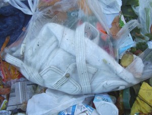 Müll0409 610.jpg (206.2 KiB) 11687 mal betrachtet Früher barg diese Handtasche das "Unviversum" einer Frau und nun ist sie selbst Teil des "Mülluniversums".