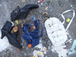 Müll0409 612.jpg (219.56 KiB) 11687 mal betrachtet Dieser geile Frauenmüll hatte ein unwahrscheinliches Glück, denn normalerweise hätten der Spitzen-BH, die Handtasche und die Ankleboots in diesem Vermüllungsstadium keine Chance mehr gehabt. Doch solch ein Fund ist eben was besonderes. Im unteren Bereich der Kreismülldeponie ist ein Containermulden Abstellbereich und dort konnte ich die Sachen nochmals in "mülliger" Atmosphäre fotografieren.