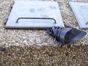 Noch barg der stählerne Müllboxdeckel das Geheimnis; aber nicht mehr lange!