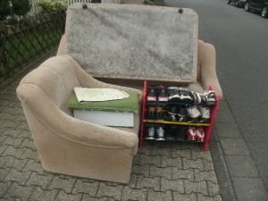 Alles wartet schön ordentlich auf die Sperrmüllabfuhr. Nicht wie in Aso-Vierteln alles chaotisch durcheinander!