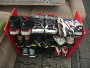 Sogar die ausrangierten Sneaks warten in Reih' und Glied auf ihre letzte Fahrt zur Mülldeponie!