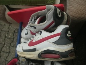 Die Airmax waren typisch für die restlichen Müll-Sneaks: Optisch noch ganz nett, aber technischer Totalschaden und  echt reif für den Müll.