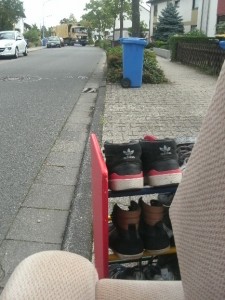 Langsam aber sicher arbeitet sich die Sperrmüllabfuhr immer näher und immer deutlicher hört man das infernalische Bersten und Splittern. Wie sich die armen Sneaks wohl da &quot;gefühlt&quot; haben mögen?!