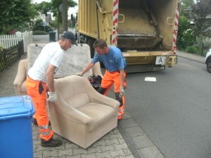 Immer ordentlich gepflegt, kommt nun das ausgediente Polstermöbel in ein &quot;Kontrastprogramm&quot;. Hihi!