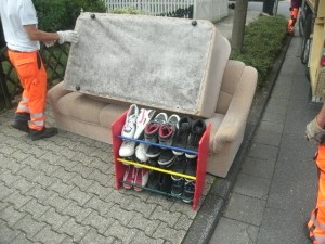 Erst kommen die großen Teile ins Pressmüllauto - die kleineren Gerümpelteile kann man wenn in der Müllschüttung noch Platz ist, dazu werfen.