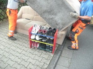 Müll0714 066.jpg (251.81 KiB) 8242 mal betrachtet Nur wenige Handgriffe und das Polstermöbel ist von der Straße verschwunden.