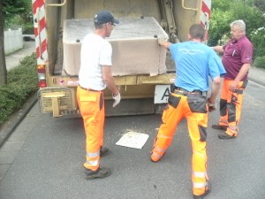 Müll0714 067.jpg (230.64 KiB) 7847 mal betrachtet Knopf drücken und gleich lassen es die Orangenen Engel wieder krachen!