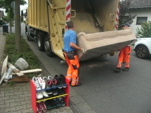 Sogar das lange Sofa passt quer in die Müllschüttung. So gehts schneller und sauberer!
