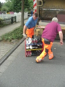 &quot;Greif emol mit aa, damid de Dregg ned ausenanner unn uff die Gass fälld!&quot;