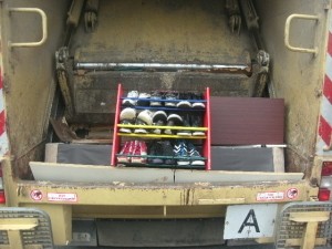 Müll0714 072.jpg (212.69 KiB) 7805 mal betrachtet Ordentlich, ohne das Paare aus dem Regal rausgeplumpst sind, wurde das volle Schuhregal in die Müllschüttung gehoben, um es wegpressen zu können.