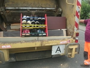 Müll0714 073a.jpg (170.48 KiB) 8200 mal betrachtet Wieder wurde der Knopf - diesmal fürs Schuhregal - gedrückt und die Presse ging los!