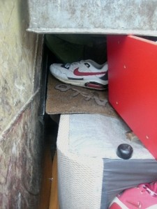 Müll0714 076.jpg (160.96 KiB) 7805 mal betrachtet Gleich würden die geilen Airmax vom "Sperrmüll-Monster" verschluckt werden!