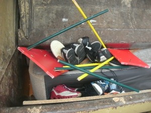 Und zu diesem Bösen Anblick ein Bersten, Splittern und Ächzen ... !