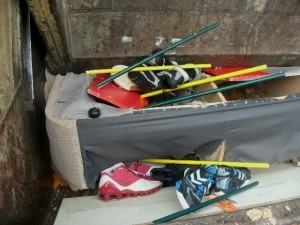 Eigentlich hätten die Sneaks über die Restmülltonne entsorgt gehört, aber so hatte der arme Besitzer nicht die geringste Chance auf Rettung. Mütter können so gemein sein!