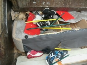 Müll0714 080.jpg (173.19 KiB) 7805 mal betrachtet Schon bäumten sich die todgeweihten Sneaks auf unter dem enormen Pressdruck der nicht nur das Sofa zermalmte.