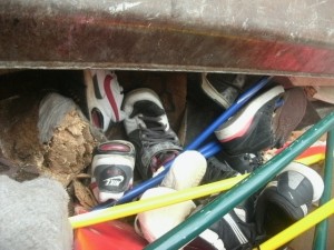 Sneaks mitten im Müllauto - ein immer wieder geiler Anblick!