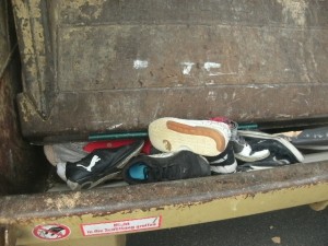 Die ganzen Sneaks mitsamt Schuhregal sind nun echt keine Herausforderung fürs Pressmüllauto!