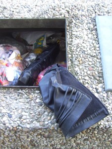 Müll0409 617.jpg (248.55 KiB) 11052 mal betrachtet Glücklicherweise lag der andere Stiefel daneben in Müll; also komplett.