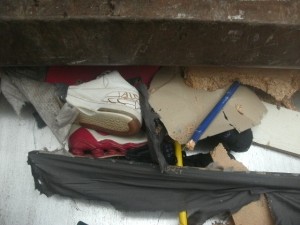 Einige Sneaks waren schon ziemlich tief im gepressten Müll verschwunden. Allerhöchste Zeit, die geilen Müllschuhe heraus zu ziehen!