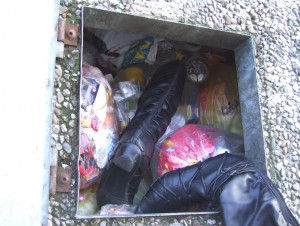 Offensichtlich kamen die Stiefel nicht direkt von den Füßen sondern noch ausgestopft aus dem Schuhschrank in den Müll.