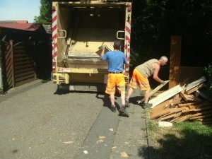 Müll0714 091.jpg (167.53 KiB) 7193 mal betrachtet Die Sperrmüllabfuhr arbeitet sich im Rückwärtsgang durch eine kleine Stichstraße.