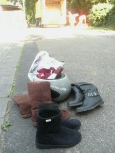 Müll0714 092.jpg (153.76 KiB) 7588 mal betrachtet Kaum war das Rumoren der Sperrmülabfuhr zu hören, stellte eine Frau so um die dreißig noch ihren "Sperrmüll" an die Straße. An der Garage stand ein (kleineres) Motorrad. So verwunderte mich die Art ihres "Sperrmülls" nicht.