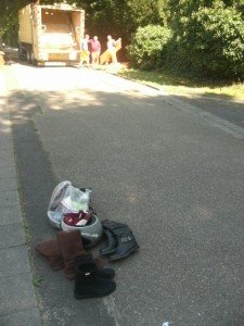 Ob die Sperrmüllabfuhr doch diesen &quot;Sperrmüll&quot; der eigentlich keiner ist mit abfährt? Ich war unsicher. Aber in die an der Garage lehnende 60-Liter-Restmülltonne passte dieser Haufen nicht!