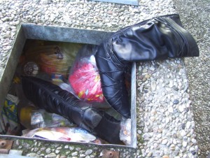 Müll0409 619.jpg (250.75 KiB) 11052 mal betrachtet Bei der nächsten eingeworfenen Mülltüte, wäre vermutlich der eine Stiefel vom Rand herunter in den Müll gerutscht und somit für mich unsichtbar gewesen. Glück gehabt!