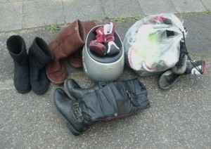 Etwas abgehetzt kam sie mit ihren Stiefeln aus dem Haus. ich glaube fast, sie hat sie kurzentschlossen noch schnell aus dem Schuhregal geschnappt, damit sie auch noch &quot;mitkönnen&quot;.