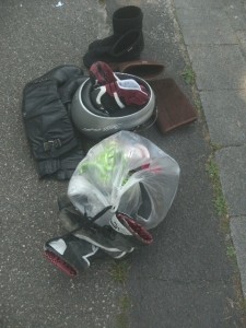 Müll0714 097.jpg (193.43 KiB) 7588 mal betrachtet Zumindest die Stiefel hätten irgendwie "deplatziert" in solch einem kleinen Mülltönnchen ausgesehen. Aber sie zur Sperrmüllabfuhr stellen ... ?