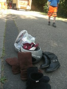 Müll0714 098.jpg (202.54 KiB) 7193 mal betrachtet Ein Orangener Engel betrachtete den "Riesensperrmüllhaufen" und schüttelte missmutig den Kopf. Ich meinte schon, er würde einfach ihren Dreck stehen lassen, als er wohl die kleine Restmülltonne erblickte. Ein genervtes Seufzen!