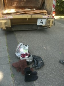 Ein Pfiff und der Fahrer wusste, dass er noch bis zu diesem &quot;Sperrmüllhaufen&quot; zurückstoßen musste. Nicht unnötig den Abfall tragen!