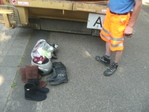 Müll0714 100.jpg (202.11 KiB) 7193 mal betrachtet Ob die Frau hinter den Gardinen beobachtete, ob und wie ihr "Müllproblem" von den Orangenen Engeln beseitigt wurde?