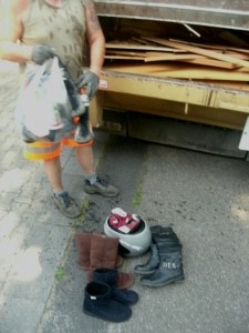 Müll0714 102.jpg (166.15 KiB) 7120 mal betrachtet Ob es die Frau angemacht hat, dass ein muskulöser Männerkörper sich gerade ihre Sachen schnappte?