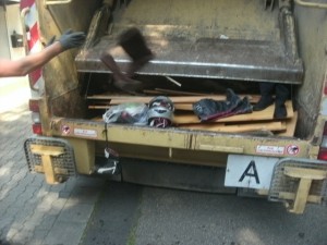 Müll0714 103.jpg (185.82 KiB) 7120 mal betrachtet Mit Schwung landete alles in der Müllschüttung.