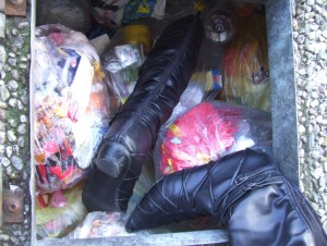 Müll0409 620.jpg (226.96 KiB) 11052 mal betrachtet Ein Schwall Müllgestank kam mir entgegen, aber noch lagen die ausrangierten Stiefel unversaut auf den Müllbeuteln.