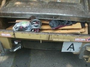 Müll0714 104.jpg (209 KiB) 7120 mal betrachtet Ohne viel Federlesens in die Müllschüttung geschleudert, ging auch schon die Presse los ... !